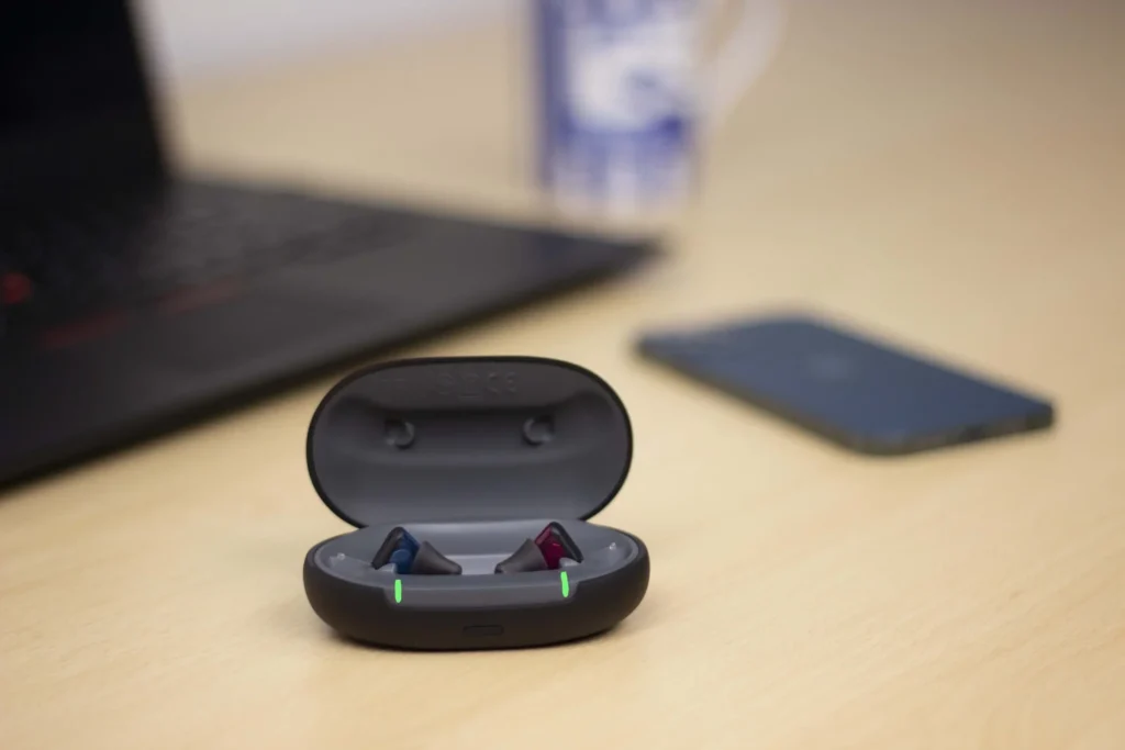 Audífono invisible y recargable en Murcia. óptica ALCÓN